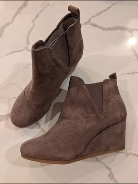 Dunes Women’s Taupe Vegan Suede Wedge Ankle Boots
